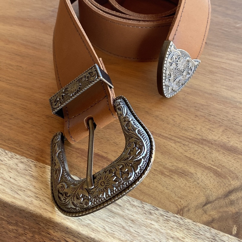 CINTURÓN MATILDE GUNMETAL · CORREA CAFÉ