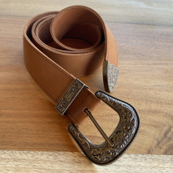 CINTURÓN MATILDE GUNMETAL · CORREA CAFÉ