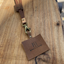 LANYARD · CAFÉ + DETALLE BRONCE