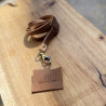 LANYARD · CAFÉ + DETALLE BRONCE