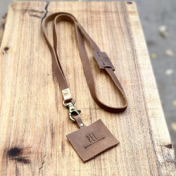 LANYARD · CAFÉ + DETALLE BRONCE