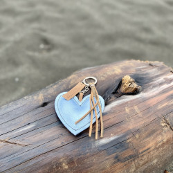 LLAVERO CORAZÓN CELESTE METÁLICO