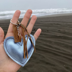 LLAVERO CORAZÓN CELESTE METÁLICO