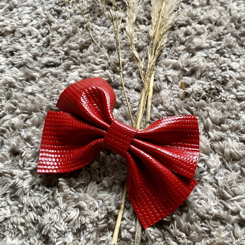 MOÑO ROJO CHAROL